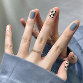 Manicura terminada con uñas de leopardo azul para usar